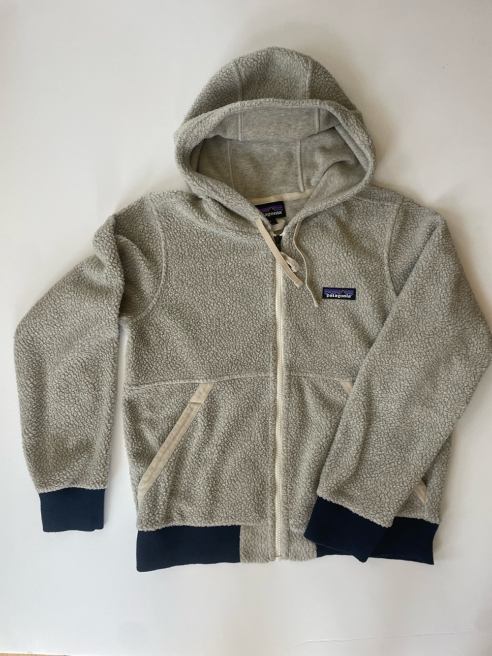 Patagonia women’s Hooded Sherpa Fleece Jacket in Light Gray with Navy Trim small